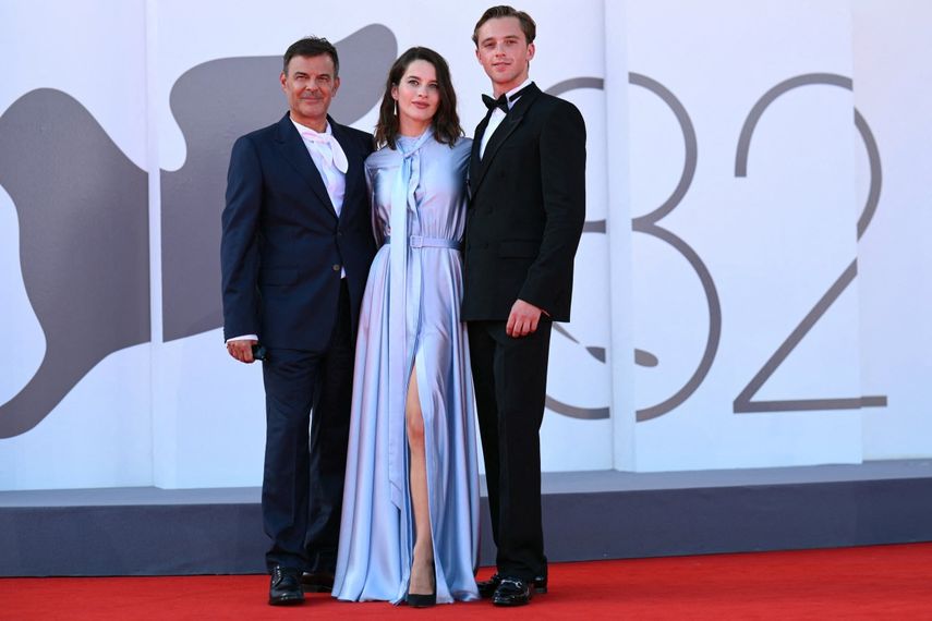 El director francés François Ozon, la actriz francesa Rebecca Marder y el actor francés Benjamin Voisin asisten a la alfombra roja de la película LEtranger (El Extranjero), presentada en competición en el 82º Festival Internacional de Cine de Venecia, el 2 de septiembre de 2025.