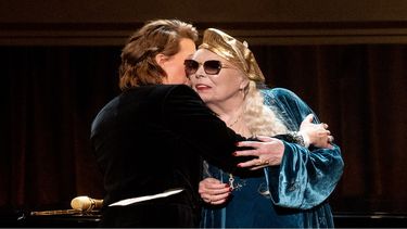 La cantautora estadounidense Brandi Carlile abraza a la cantautora canadiense Joni Mitchell durante la ceremonia del Premio Gershwin de canción popular de la Biblioteca del Congreso en Washington, DC, el 1 de marzo de 2023.