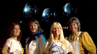 En esta foto de archivo tomada el 2 de octubre de 2012, se muestran modelos de cera de Madame Tussauds del grupo pop sueco Abba en una discoteca en el Renaissance Room de Londres.&nbsp;