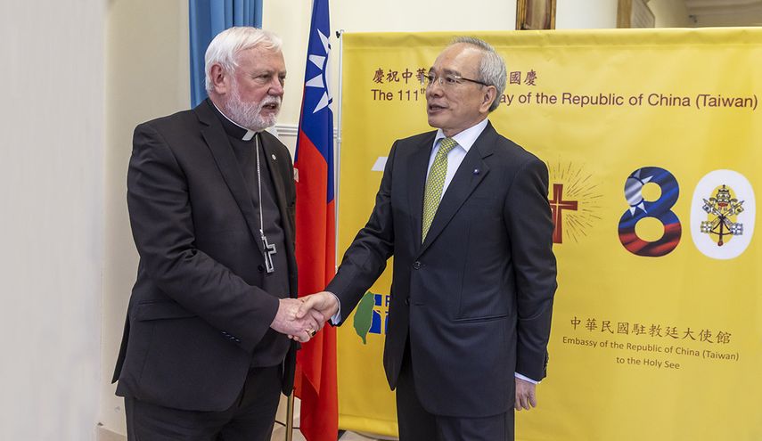 Monseñor Paul Richard Gallagher y embajador Matthew S.M. LEE.