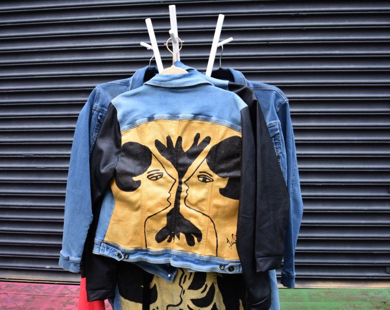 Juliana Plexxo inició su periplo en las artes plásticas plasmando sus creaciones en chaquetas de mezclilla. 