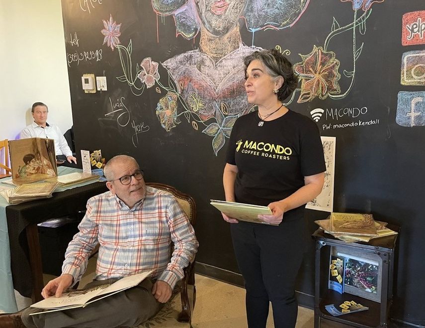 Carolina Omedas presenta al escritor Sergio Andricaín en Cuentos en Macondo.&nbsp;