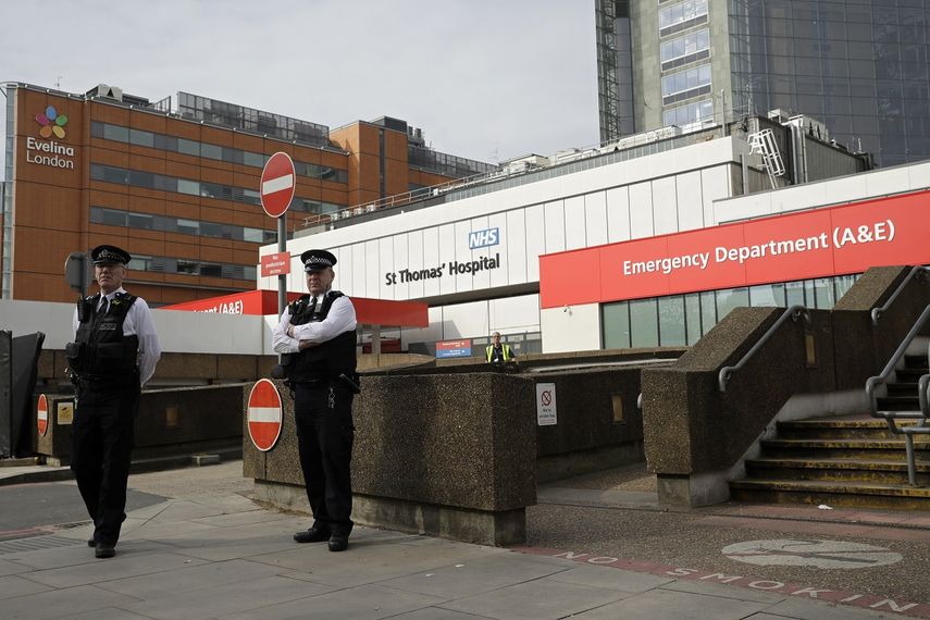 Polic&iacute;a monta guardia frente al hospital St. Thomas, Londres, donde el primer ministro brit&aacute;nico Boris Johnson permanece en cuidados intensivos enfermo de COVID-19.&nbsp;