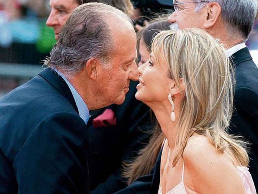 Imagen publicada por el periódico alemán Bild, tomada en 2006, donde aparece el monarca español saludando a la aristócrata alemana. (CORTESÍA)
