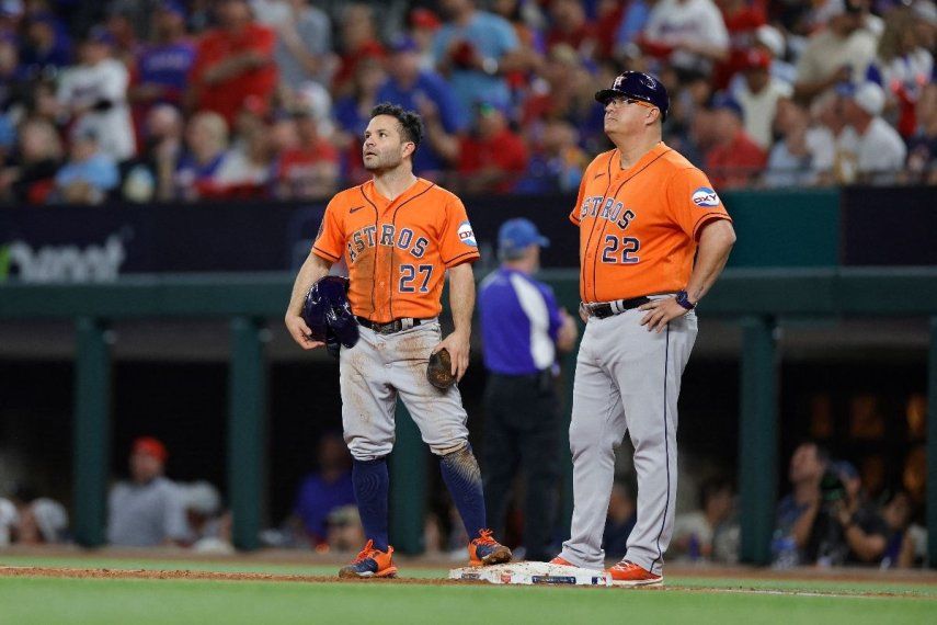 José Altuve #27 y el coach de primera base Omar López, de los Astros de Houston, esperan el resultado de un reto en la segunda entrada durante el cuarto juego de la Serie de Campeonato en el Globe Life Field el 19 de octubre de 2023 en Arlington, Texas. José Altuve #27 y el coach de primera base Omar López, de los Astros de Houston, esperan el resultado de un reto en la segunda entrada durante el cuarto juego de la Serie de Campeonato en el Globe Life Field el 19 de octubre de 2023 en Arlington, Texas.