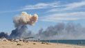 Nubes de humo se observan desde una playa en Saky luego de que se escucharon unas explosiones desde una base aérea rusa cerca de Novofedorivka, Crimea, el martes 9 de agosto de 2022. 
