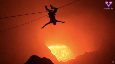 Muchos aventureros disfrutan actividades extremas como lanzarse en tirolina por&nbsp;la caldera de un volc&aacute;n activo.&nbsp;
