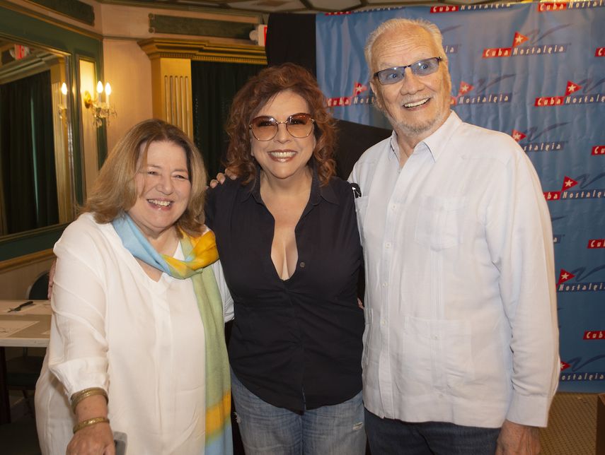 Maricela Vereda, Albita Rodríguez y Carlos Oliva.