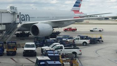 Vista parcial de un avi&oacute;n de la aerol&iacute;nea estadounidense American Airlines en el Aeropuerto Internacional de Miami.