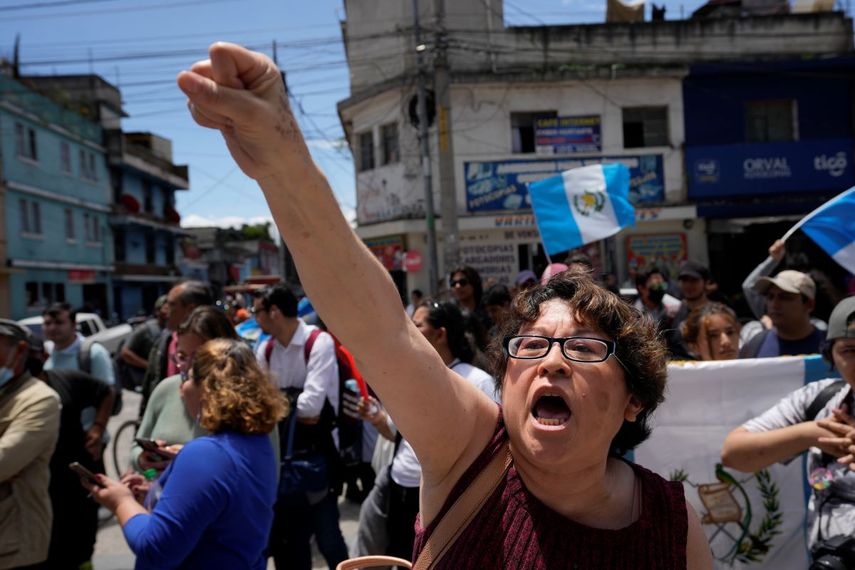 Protestas del jueves 13 de julio de 2023 frente a la fiscalía general en la Ciudad de Guatemala en contra de un allanamiento a la sede de la autoridad electoral.