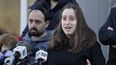 Nicky Cohen, hija de un hombre herido en un ataque contra una celebraci&oacute;n jud&iacute;a en el estado de Nueva York, habla ante periodistas frente a su casa en New City, Nueva York, el 2 de enero del 2020.&nbsp;