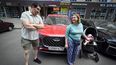 Maria Tyabut y su esposo, Sergei Duzhikov, posan frente a su nuevo coche de fabricación china mientras su hija de ocho meses, Yekaterina, va en un cochecito en Mytishchi, un suburbio de Moscú, el 17 de junio de 2025. Para Sergei Duzhikov y Maria Tyabut, una pareja de clase media residente en un pueblo a las afueras de Moscú, las sanciones occidentales impuestas a Rusia por el conflicto en Ucrania han sido manejables. 