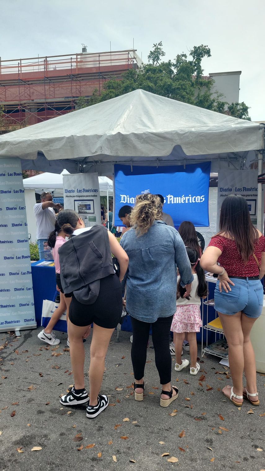 Stand de DIARIO LAS AMÉRICAS en Carnaval on the Mile 2024.