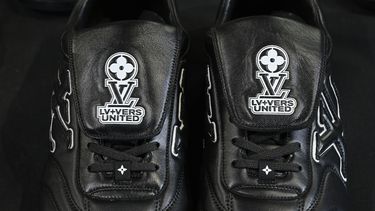 La casa francesa de lujo presenta el LV Footprint Soccer dentro de la colección primavera-verano 2025 para hombre de Louis Vuitton.