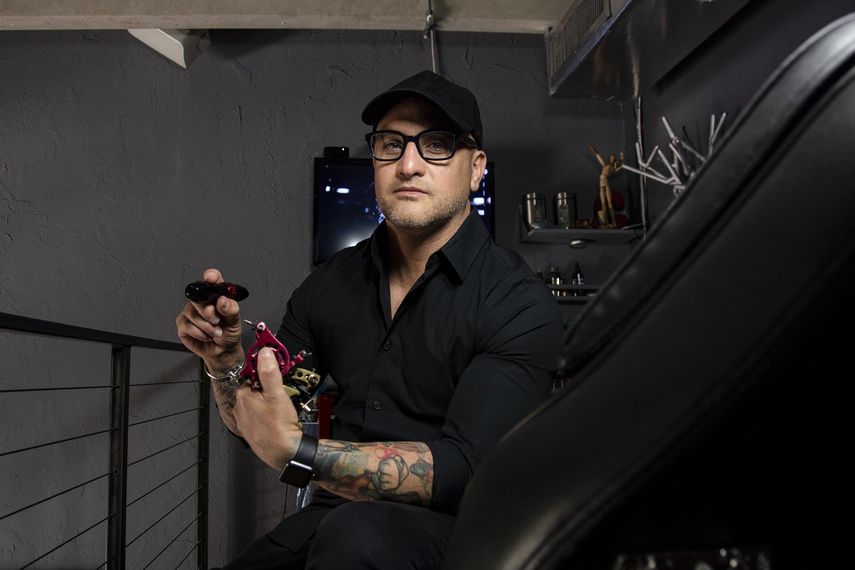 El artista del tatuaje Guillermo Chaviano.