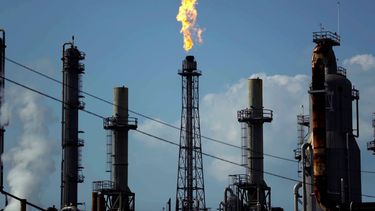 Una refinería de petróleo.