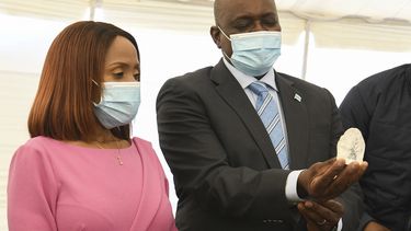 El presidente de Botswana, Mokgweetsi Masisi (derecha), sostiene un diamante gema mientras la primera dama de Botswana, Neo Jane Masisi (izquierda), observa en Gaborone, Botswana, el 16 de junio de 2021. &nbsp;