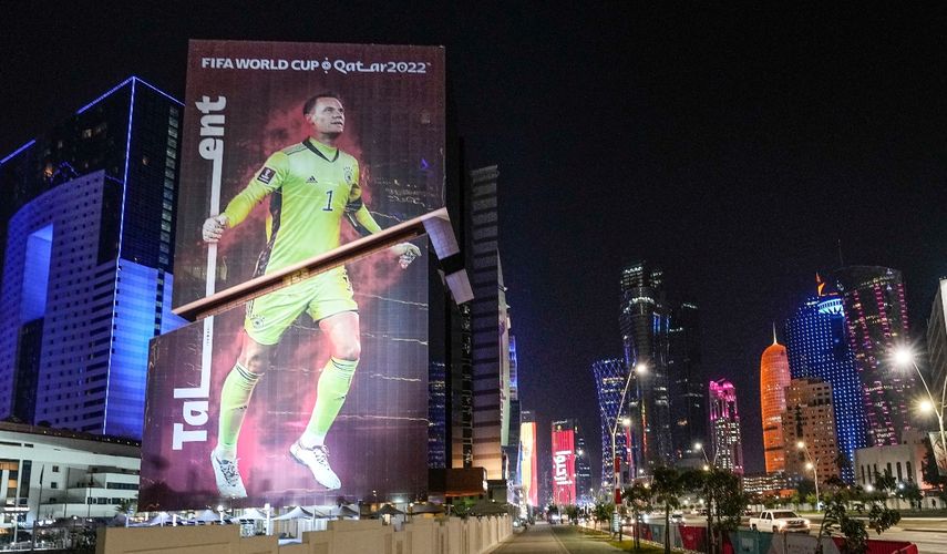 Un anuncio gigante del Mundial cubre parte de un rascacielos con la foto del arquero alemán Manuel Neuer en Doha, el viernes 18 de noviembre de 2022&nbsp;