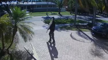 Un hombre fue captado por un video de vigilancia cuando robaba 9.000 dólares en ventanas contra huracanes.