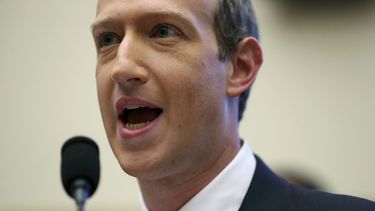 El CEO de Facebook, Mark Zuckerberg declara ante la Comisión de Servicios Financieros de la cámara baja en el Congreso, Washington, miércoles 23 de octubre de 2019.