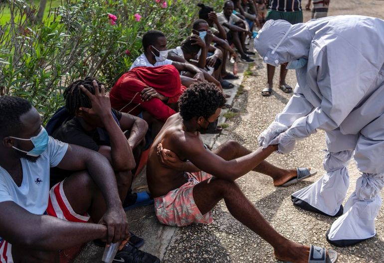 Un migrante haitiano es tratado por un médico en un campamento utilizado para albergar a un gran grupo de haitianos en Sierra Morena, en la provincia cubana de Villa Clara, el jueves 26 de mayo de 2022.