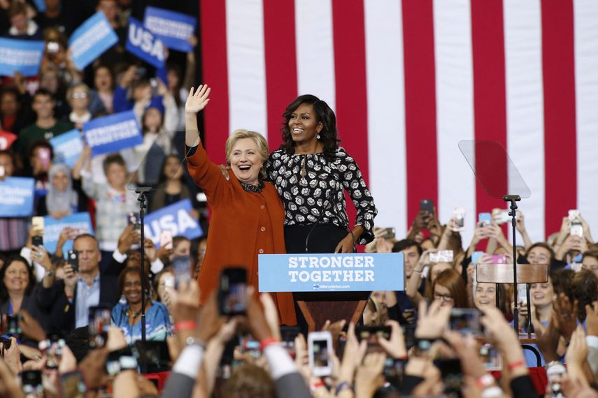 Clinton elogió a Obama por sus campañas a favor de la educación de las niñas a lo largo del mundo y por abogar por una alimentación más saludable para los niños&nbsp;