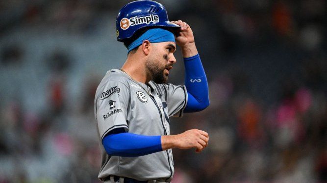 Renato Núñez, jugador de los Navegantes del Magallanes en la LVBP, se remueve el casco en un juego contra los Leones del Caracas, el 27 de noviembre de 2024.