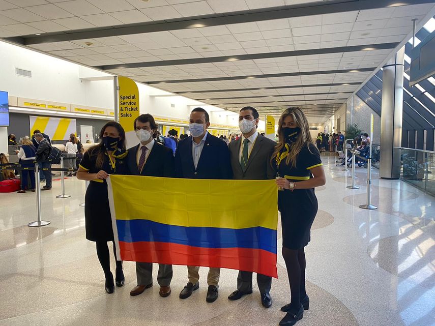 En los extremos, dos integrantes de la tripulación de Spirit Airlines; en el centro el Gobernador de Santander Mauricio Aguilar y el cónsul de Colombia en Miami, Pedro Agustín y Camilo Rubiano, el vicecónsul.