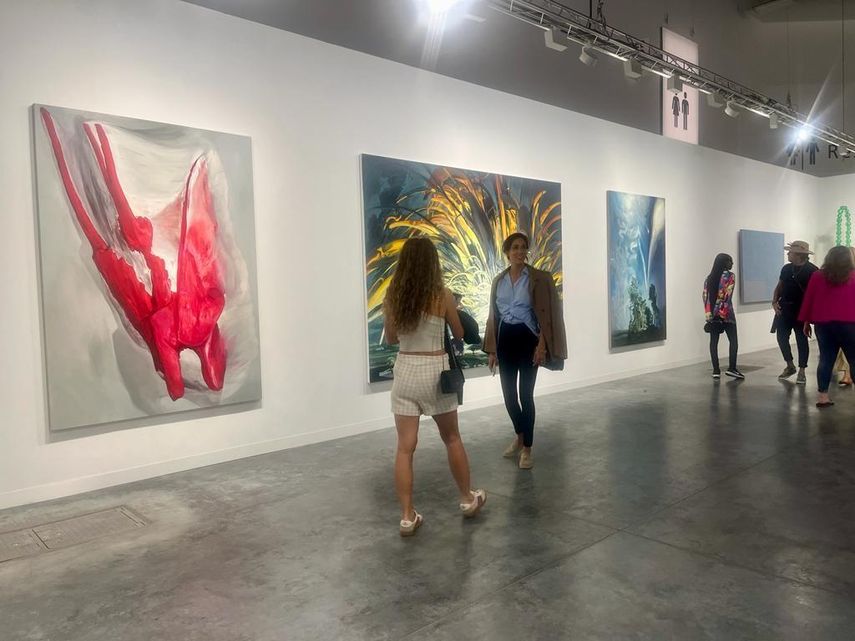 Espectadores visitan la edición 2023 de Art Basel Miami Beach