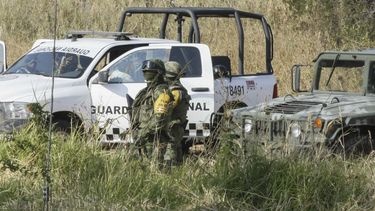 Soldados montan guardia cerca del sitio donde se encontraron fosas comunes en Salvatierra, estado de Guanajuato, México, el jueves 29 de octubre de 2020.