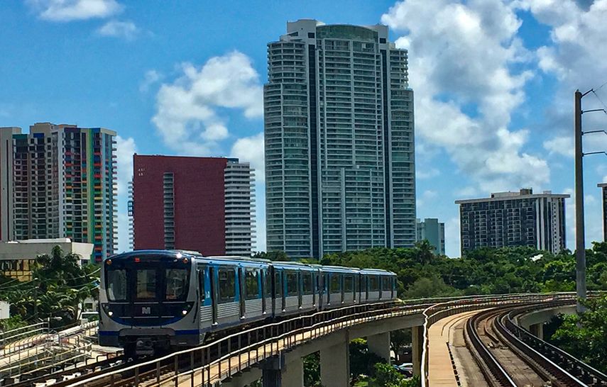 Vista parcial de Miami, con su metro, en Florida.