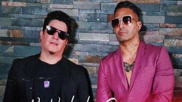 Los cantantes Frankie Negrón y Charlie Cruz se unen para cantar No vale la pena enamorarse. 
