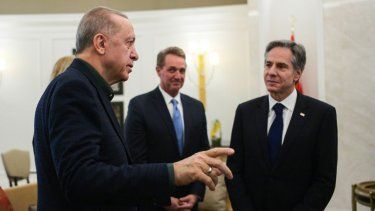 El presidente turco Recep Tayyip Erdogan, izquierda, conversa con el secretario de Estado estadounidense Antony Blinken durante su reunió en el aeropuerto de Esenboga en Ankara, Turquía, el lunes 20 de febrero de 2023.&nbsp;