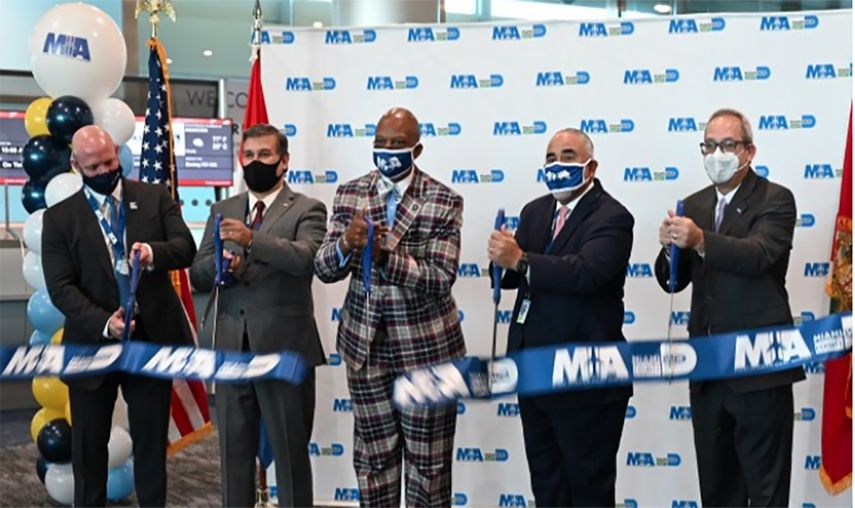 Joshua Bustos, Justo Apodaca, Oliver G. Gilbert III, Jimmy Morales y Lester Sola tras el corte de cinta por el nuevo servicio de Eastern Airlines en MIA.