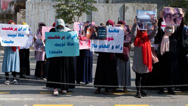 Mujeres afganas sostienen pancartas mientras participan en una protesta frente a la embajada iraní en Kabul el 29 de septiembre de 2022.
