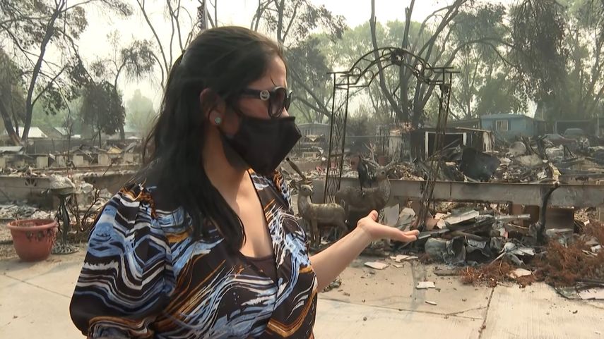 Eraida Rodas, de 37 a&ntilde;os y maestra de preescolar, habla frente a lo que qued&oacute; de su vivienda, devorada por un incendio en Oregon, EEUU.