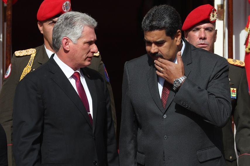 El dictador venezolano, Nicolás&nbsp;Maduro&nbsp;(der.), habla con el designado gobernante cubano, Miguel&nbsp;Díaz-Canel&nbsp;(izq.), el miércoles 30 de mayo de 2018, en Caracas, Venezuela.&nbsp;