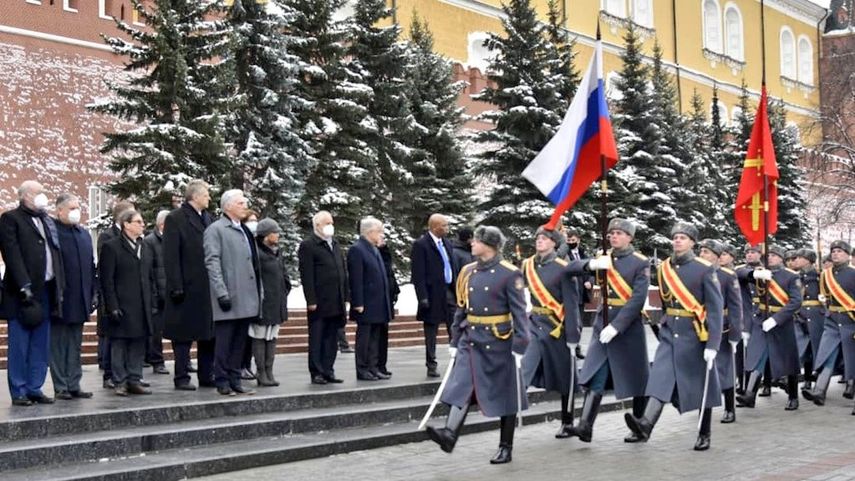 Díaz-Canel llega a la tumba del Soldado Desconocido en Moscú.&nbsp;