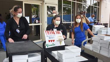 Kiwanis reparte almuerzos en el Jackson Memorial Hospital.