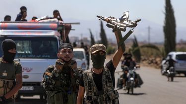 Combatientes de tribus beduinas se reúnen en la aldea de al-Mazraa, en la gobernación de Sweida, en el sur de Siria, mientras continúan los enfrentamientos con hombres armados drusos el 18 de julio de 2025.
