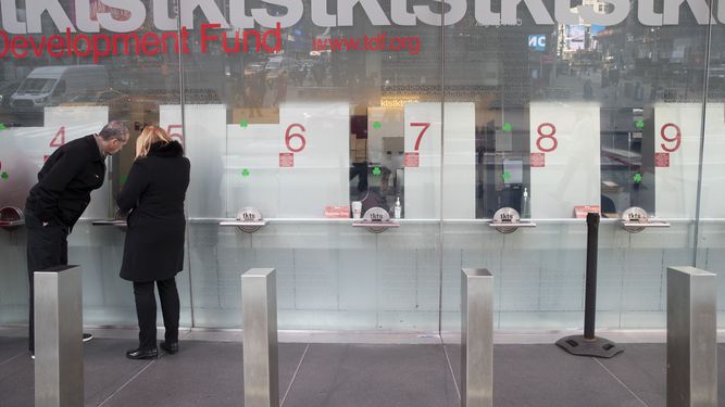 Las taquillas est&aacute;n pr&aacute;cticamente vac&iacute;as mientras una pareja compra boletos de teatro en descuento para Broadway en el quiosco TKTS el mi&eacute;rcoles 11 de marzo de 2020 en Times Square de Nueva York.&nbsp;