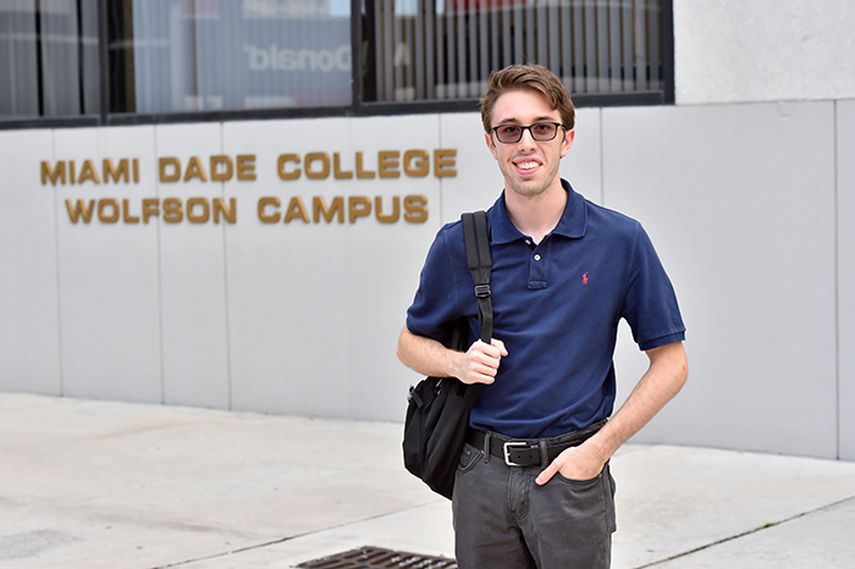 Jason Quiroga de 19 años  lidera la clase del Robotics Club y aspira ingresar a los programas de la NASA. (ÁLVARO MATA)