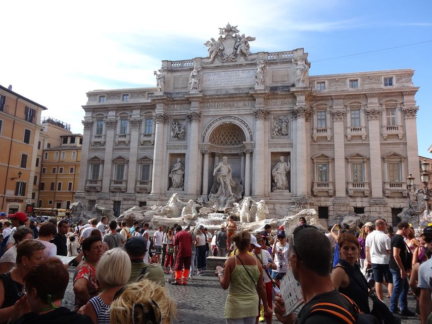 La Fontana di Trevi, en Roma, siempre está atestada de turistas.