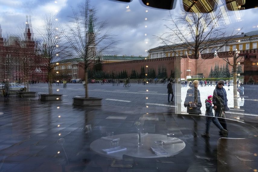 La Plaza Roja y el muro del Kremlin se reflejan en la cristalera de la vacía cafetería BOSCO, en la galería comercial GUM, que está cerrada por las restricciones contra el COVID-19, en Moscú, Rusia, el 28 de octubre de 2021.&nbsp;