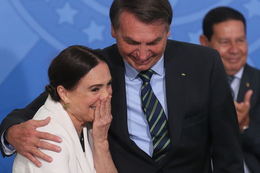 La actriz Regina Duarte, ministra de Cultura de Brasil, junto al presidente de Brasil, Jair Bolsonaro.&nbsp;