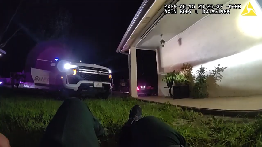 Captura de video corporal de un agente que yace en el suelo durante el enfrentamiento armado en Tampa