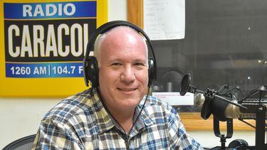 El periodista argentino Diego Bas en el estudio de Radio Caracol, en Miami.&nbsp;