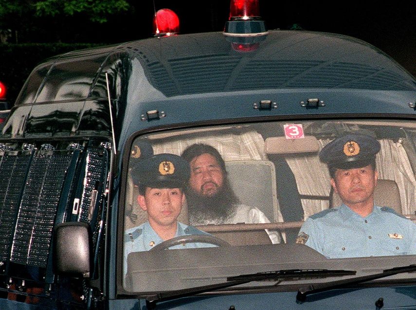 Foto de archivo del 16 de junio de 1995, que muestra al fundador de la secta Verdad Supremal, Shoko Asahara (c), escoltado por la policía.