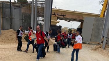 Efectivos de Media Luna Roja Palestina en el paso de Rafá con Gaza, &nbsp;27/10/2023.
