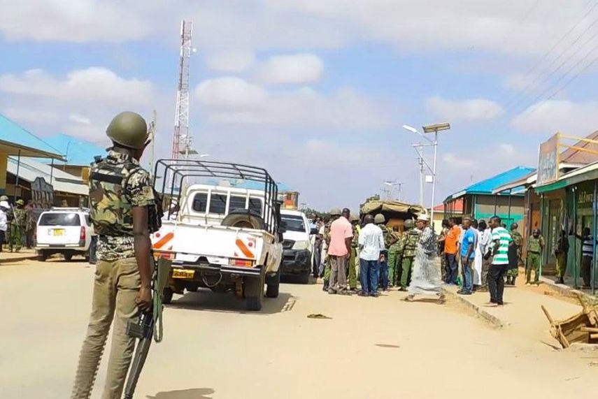 Varios soldados kenianos realizan un control de seguridad en Mandera (Kenia).